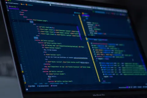 JavaScript 异步控制流：从 Promise 到 async/await 的工程实践