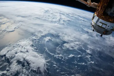 GNSS全球导航卫星系统原理深度解析:从卫星轨道到用户定位